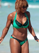 Amazing babe serena williams in sexy bikini exposing her fit body on the beach