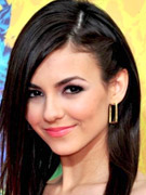 See this beautiful young lady victoria justice stun her fans as she walks and pose wearing her lovely green and yellow dress with a nice purse.
